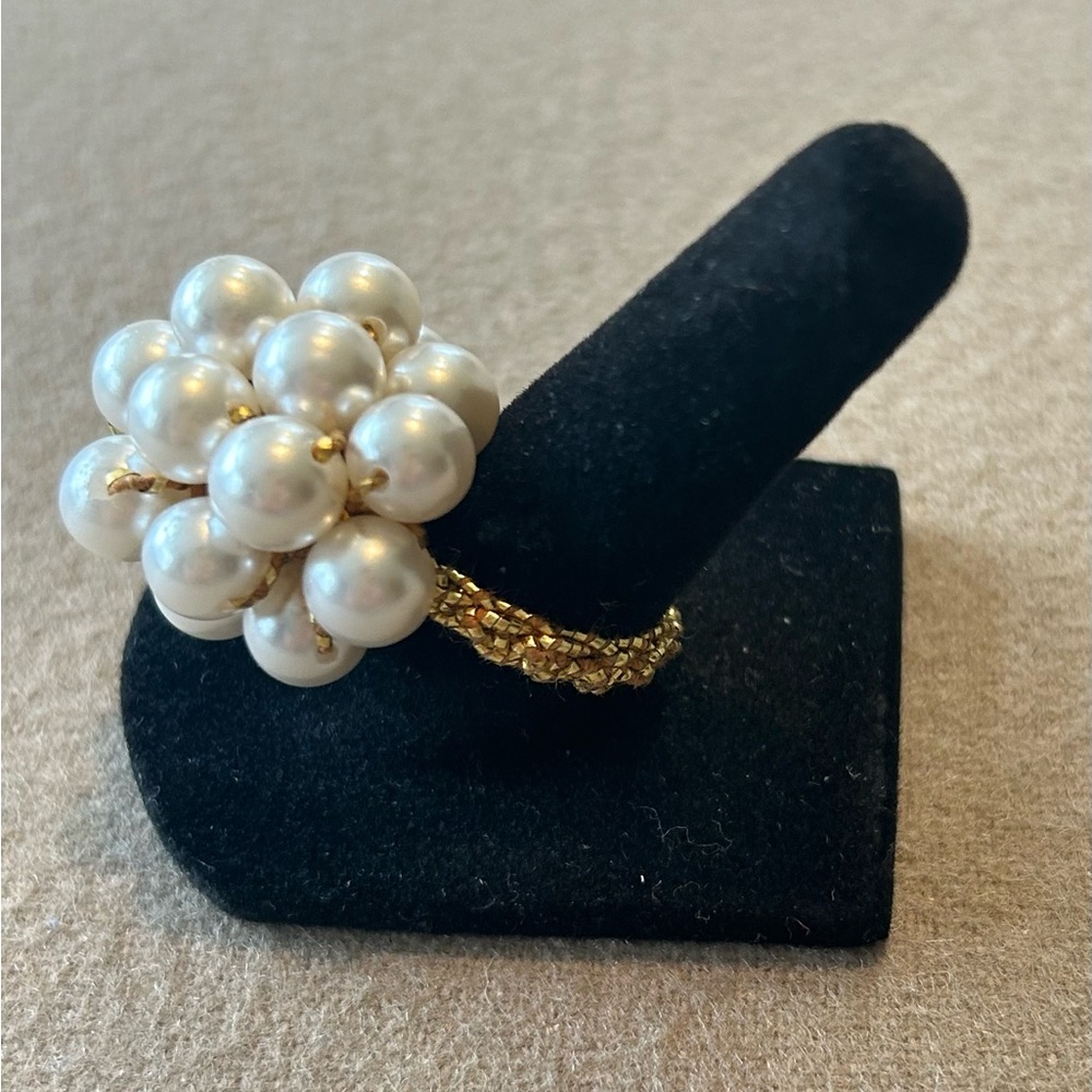 Vintage Pearl Cluster Ring one size - elastic band. Festive cocktail ring! - Picture 3 of 5